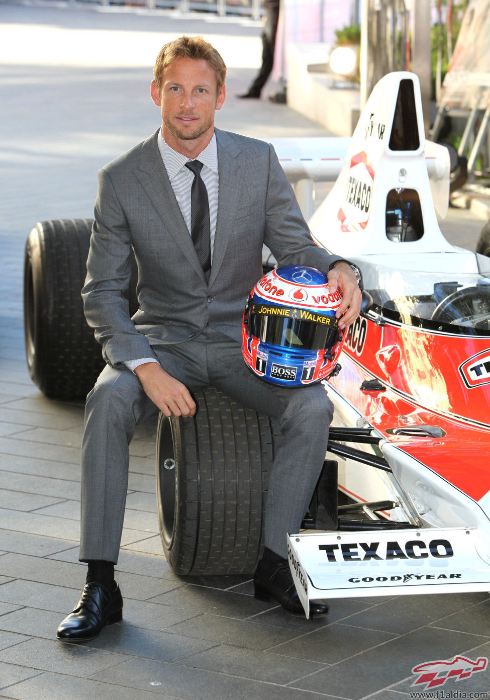 Jenson Button posa con el McLaren M23