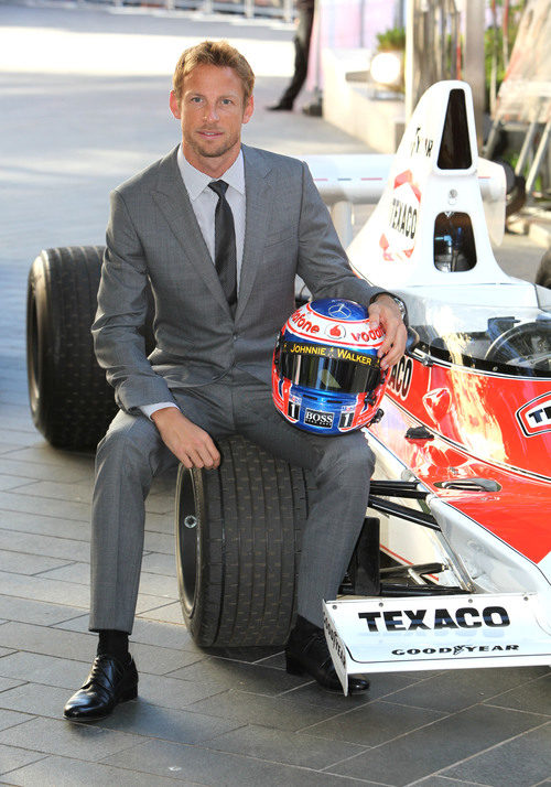 Jenson Button posa con el McLaren M23