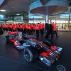 El McLaren MP4-23, presente