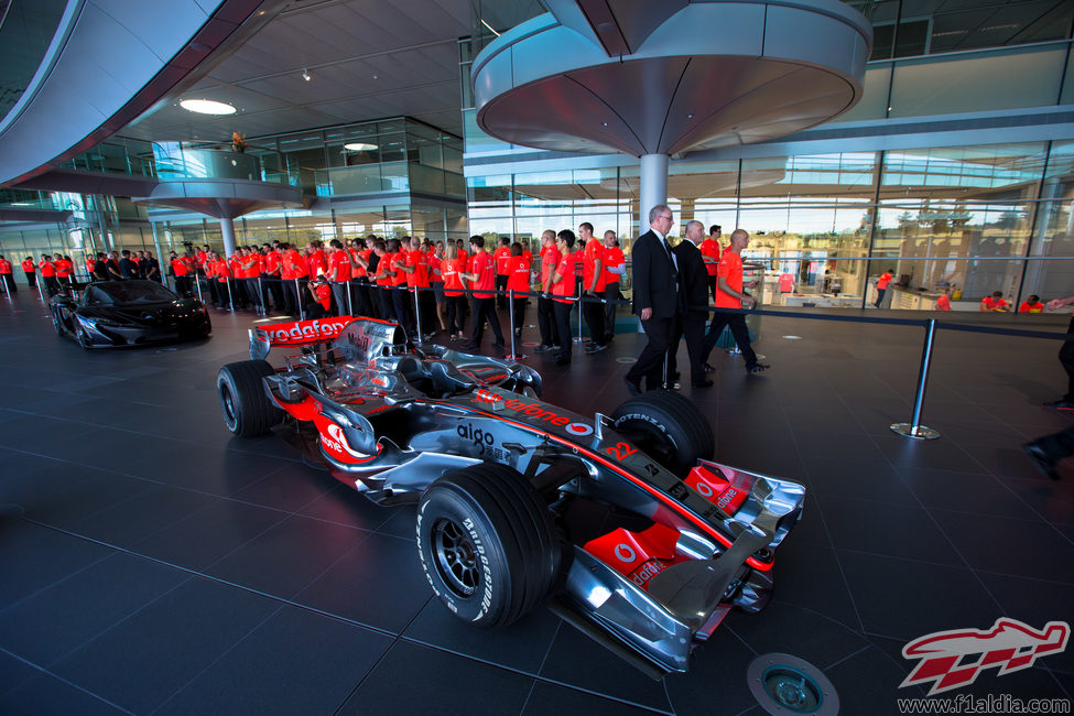 El McLaren MP4-23, presente