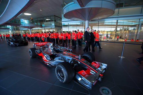 El McLaren MP4-23, presente