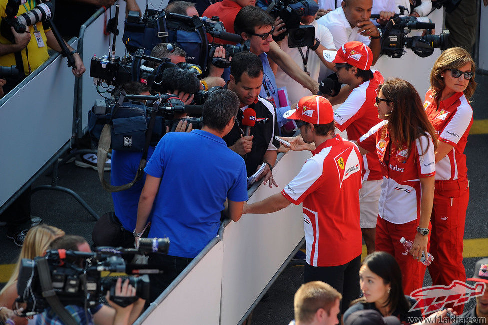 Fernando Alonso y Felipe Massa hablan para la televisión