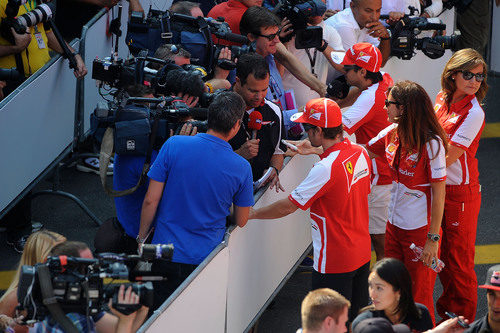 Fernando Alonso y Felipe Massa hablan para la televisión