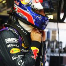 Mark Webber se abrocha el casco