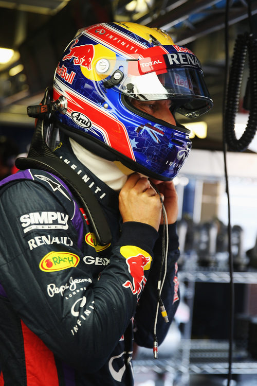 Mark Webber se abrocha el casco