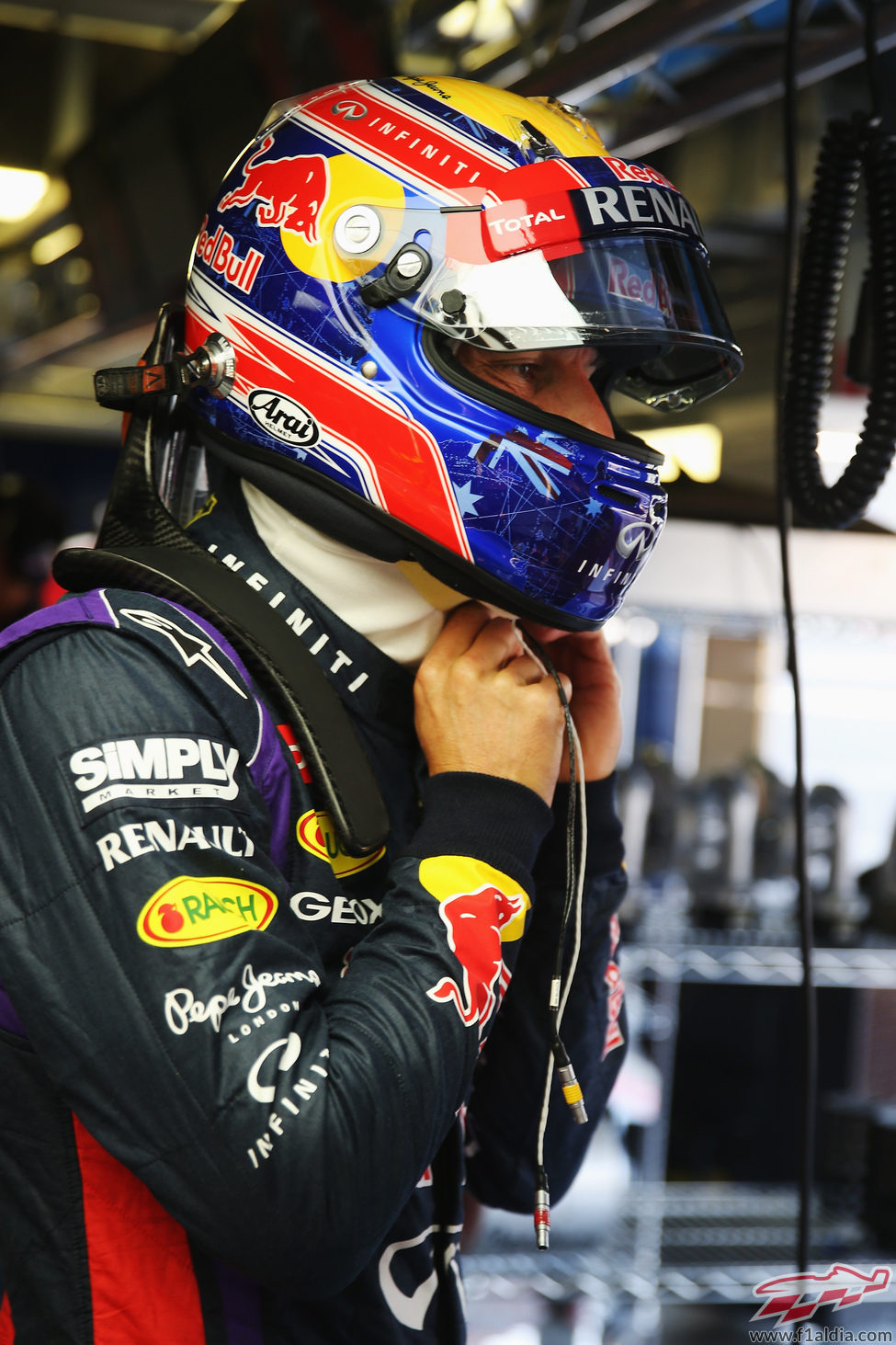 Mark Webber se abrocha el casco