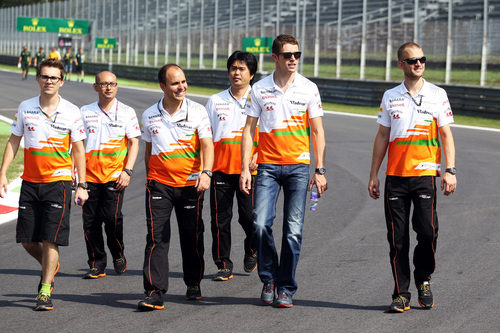 El equipo Force India da una vuelta en Monza