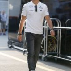 Nico Rosberg pasea por el paddock