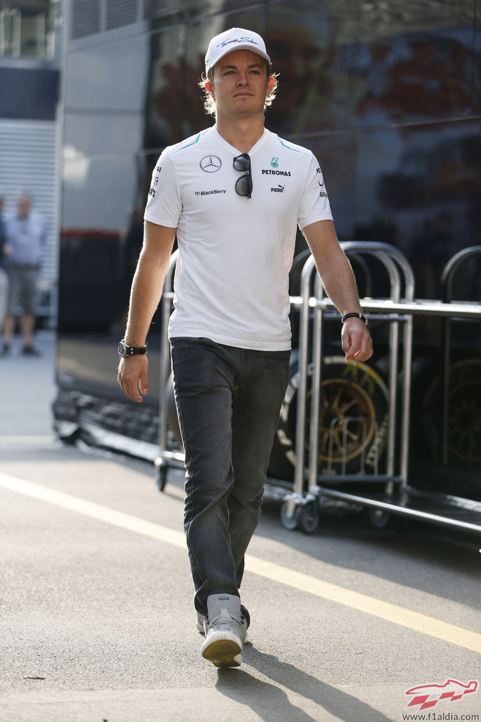 Nico Rosberg pasea por el paddock