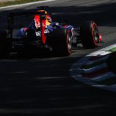 Sebastian Vettel camina hacia el mejor tiempo