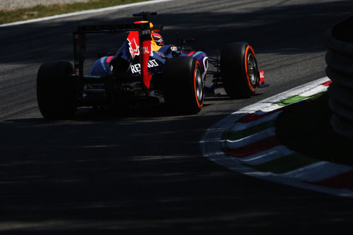 Sebastian Vettel camina hacia el mejor tiempo