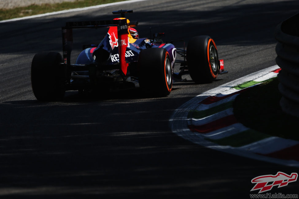 Sebastian Vettel camina hacia el mejor tiempo