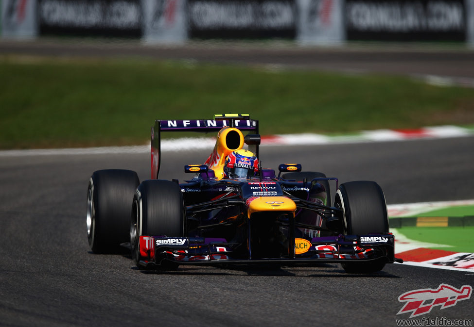 Mark Webber avanza en el trazado de Monza