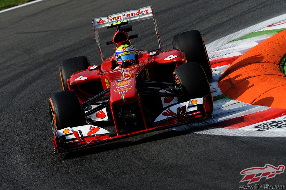 Felipe Massa sale de una curva