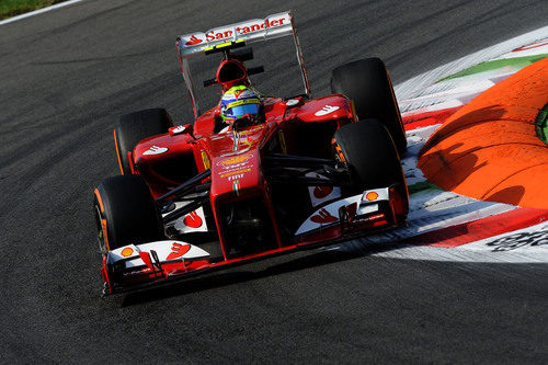 Felipe Massa sale de una curva