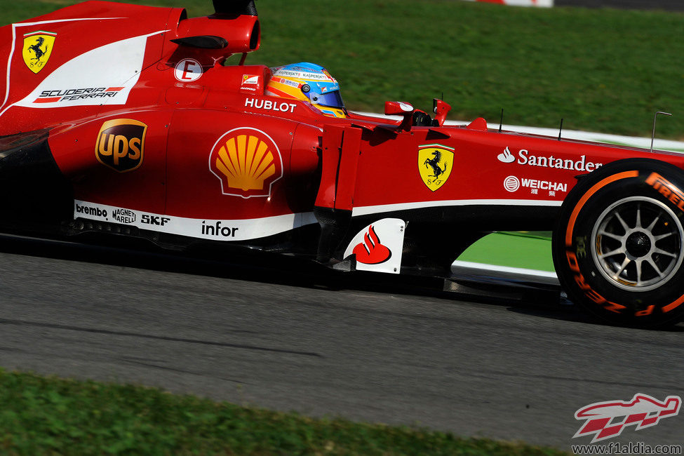 Fernando Alonso prueba el neumático duro en Monza