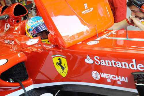 Fernando alonso observa la telemetría