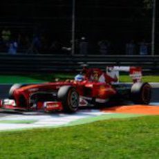 Fernando Alonso pasa junto a uno de los pianos en Monza