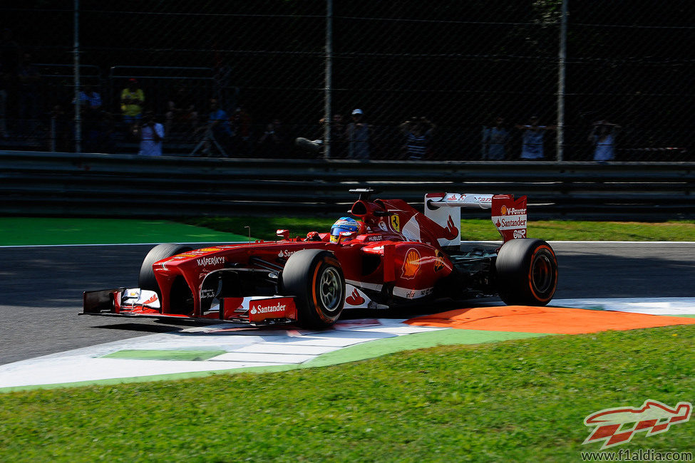 Fernando Alonso pasa junto a uno de los pianos en Monza