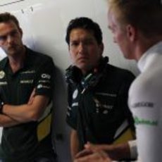 Giedo van der Garde escucha los comentarios de Kovalainen