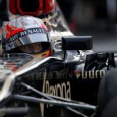 Romain Grosjean mira atentamente desde su E21