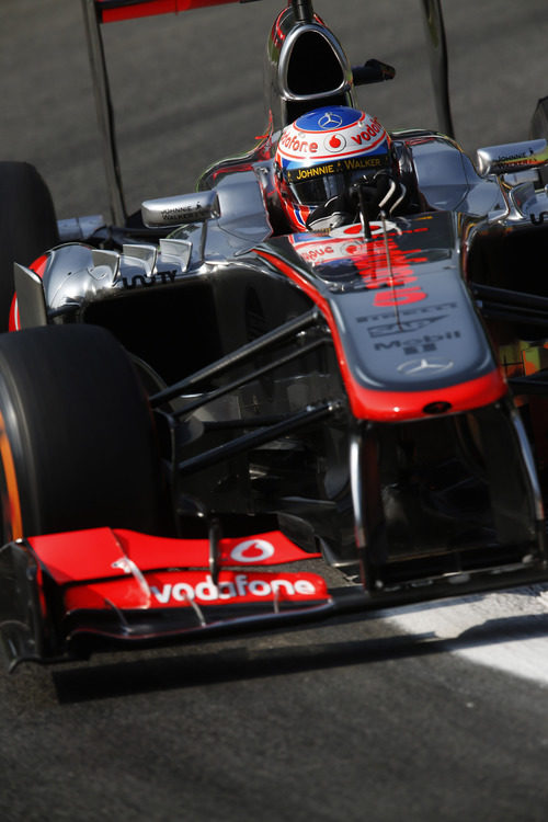 Jenson Button ataca los bordillos del trazado de Monza