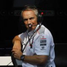 Martin Whitmarsh mira a sus pilotos desde el muro