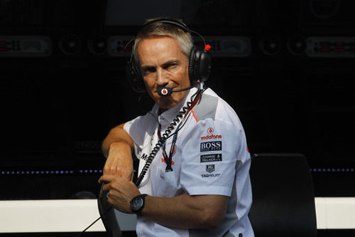 Martin Whitmarsh mira a sus pilotos desde el muro