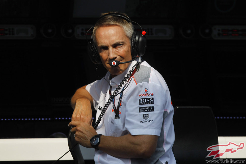 Martin Whitmarsh mira a sus pilotos desde el muro