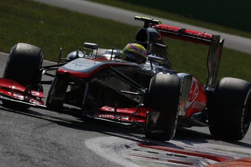 Sergio Pérez afornta una de las curvas de Monza