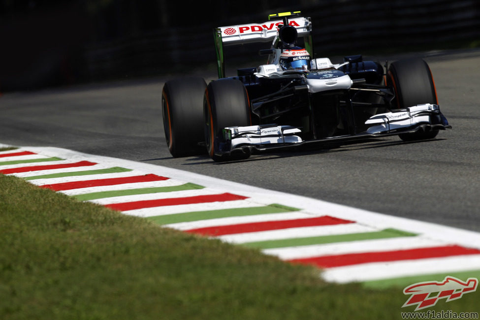 Valtteri Bottas afronta una recta en Monza