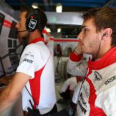 Jules Bianchi, atento a lo que ocurre en pista