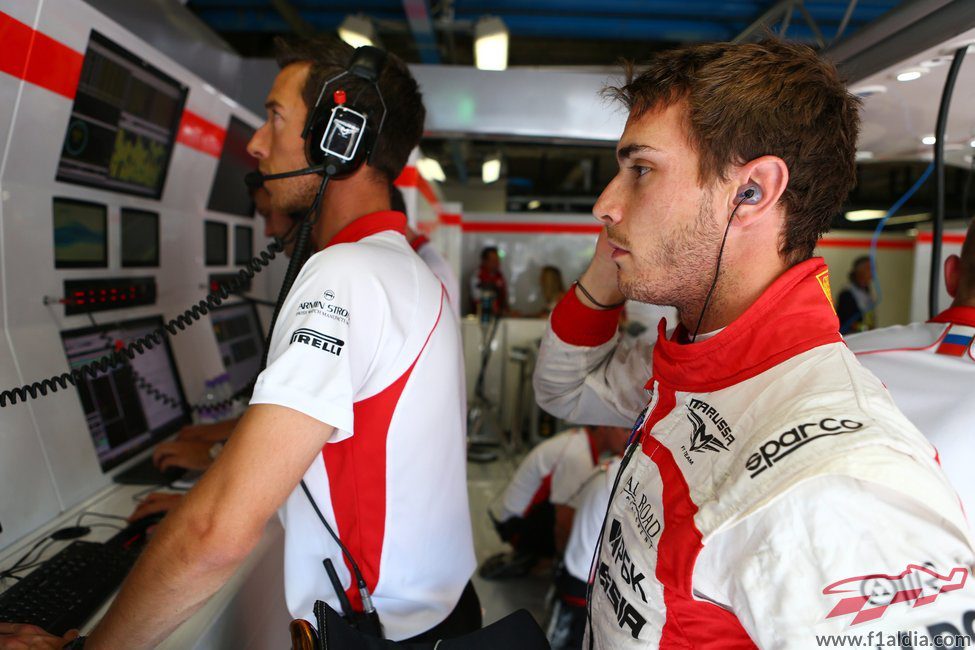 Jules Bianchi, atento a lo que ocurre en pista