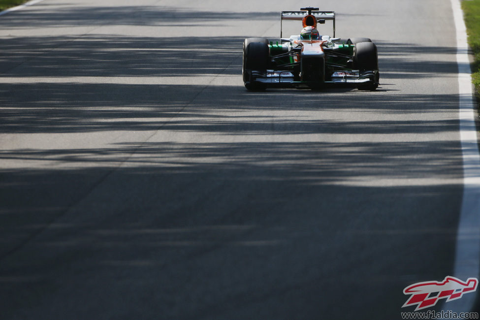 Paul di Resta rueda con el medio con su VJM06