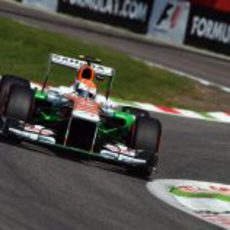 Adrian Sutil afronta la triple chicane de Ascari