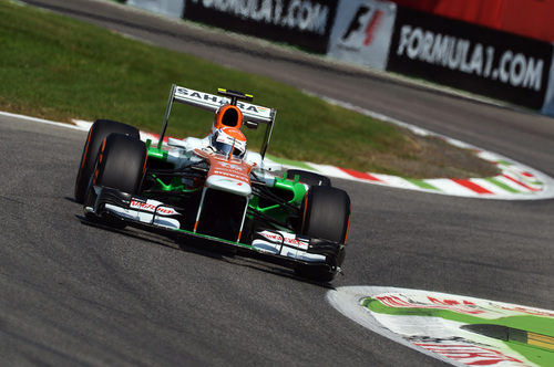 Adrian Sutil afronta la triple chicane de Ascari