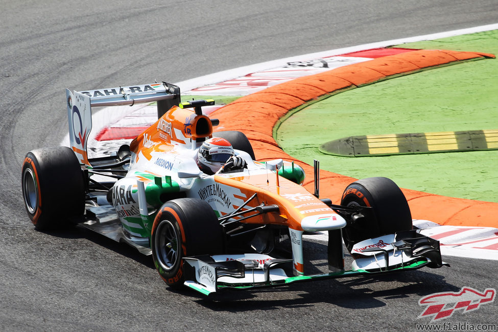 Adrian Sutil afronta la chicane con su VJM06