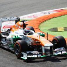 Adrian Sutil afronta la chicane con su VJM06