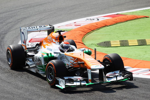 Adrian Sutil afronta la chicane con su VJM06