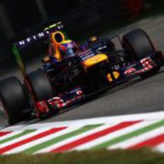 Mark Webber afronta la chicane Ascari