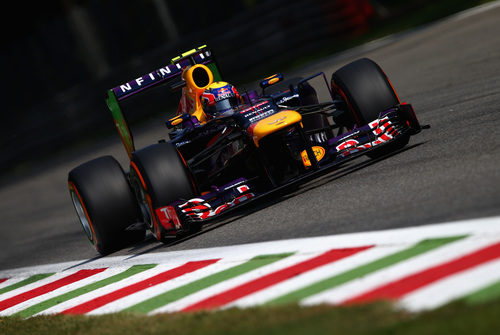 Mark Webber afronta la chicane Ascari