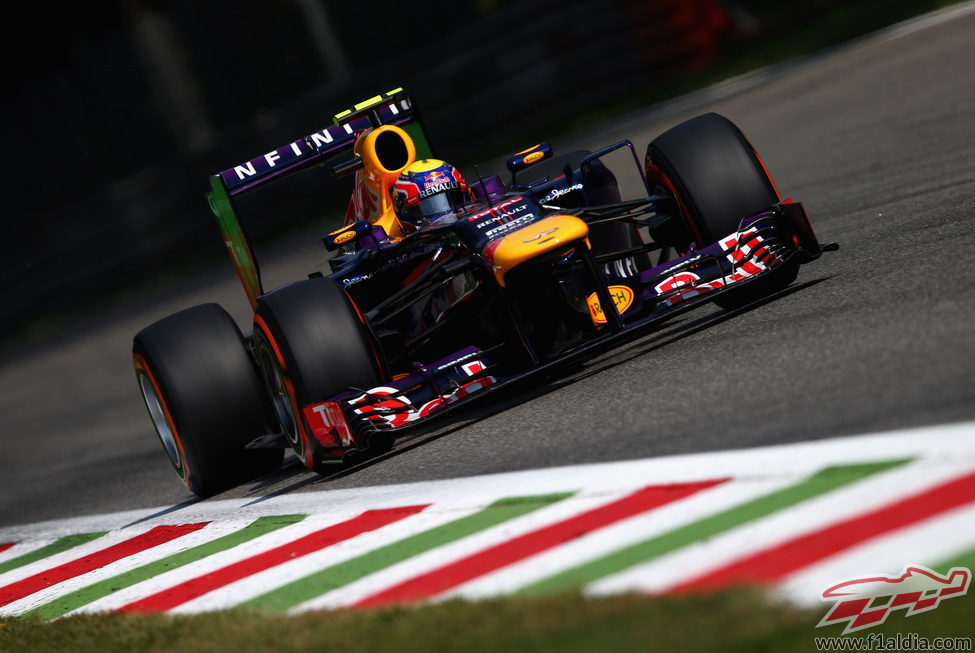 Mark Webber afronta la chicane Ascari