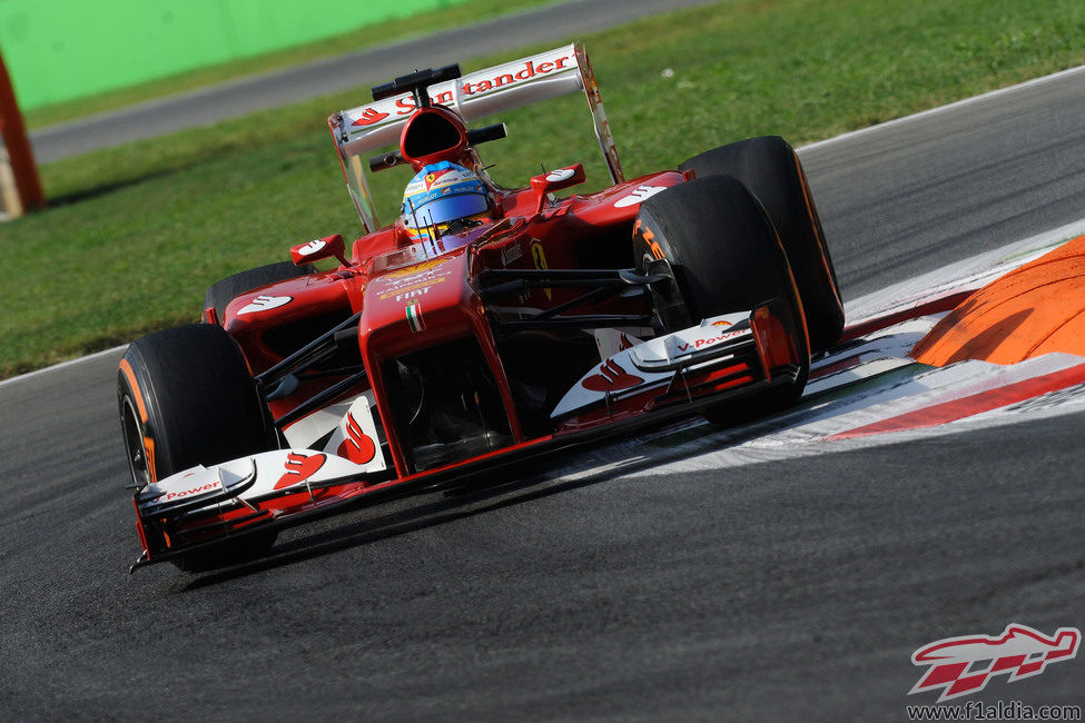 Fernando Alonso trata de ganar décimas en Monza