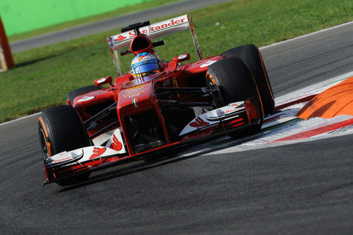 Fernando Alonso trata de ganar décimas en Monza