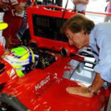 Luca di Montezemolo habla con Felipe Massa