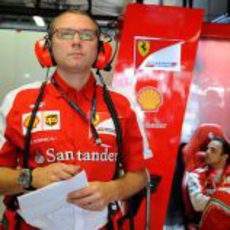 Stefano Domenicali observa la actividad en la pista