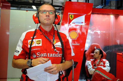 Stefano Domenicali observa la actividad en la pista