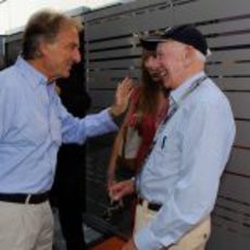 Luca di Montezemolo charla con John Surtees