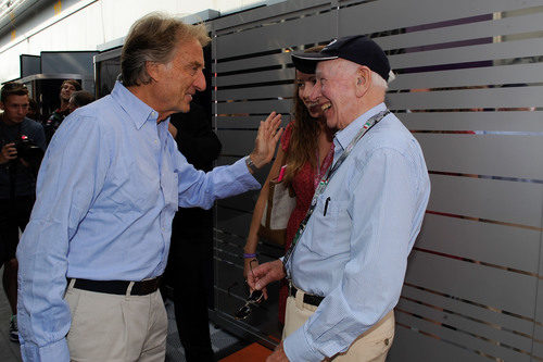 Luca di Montezemolo charla con John Surtees