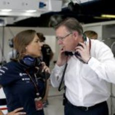 Claire Williams habla con Mike O'Driscoll en Williams